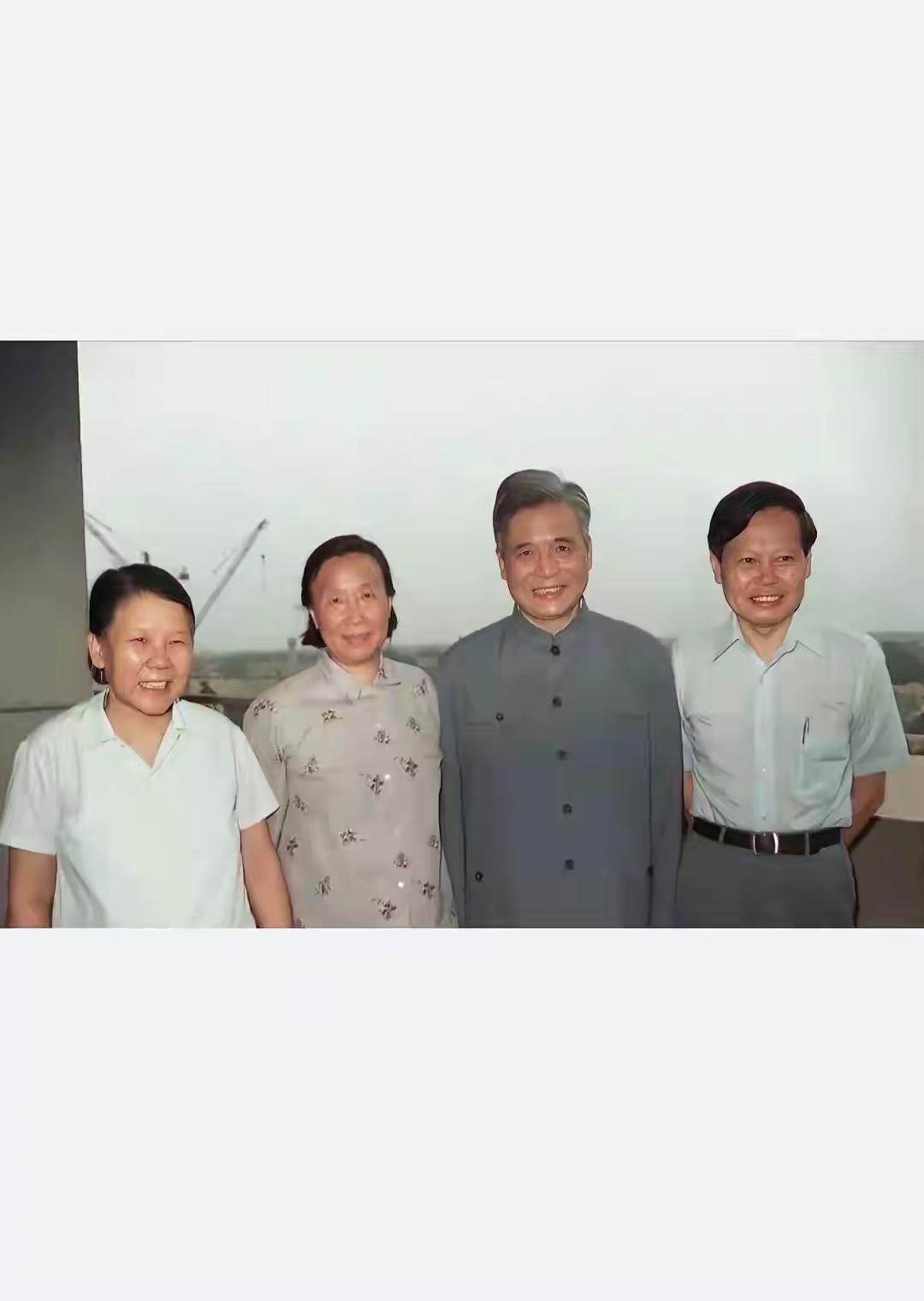 四个人的合影，我敢打赌，认识三位以上，绝对是历史课代表，我立即拜你为师！！
