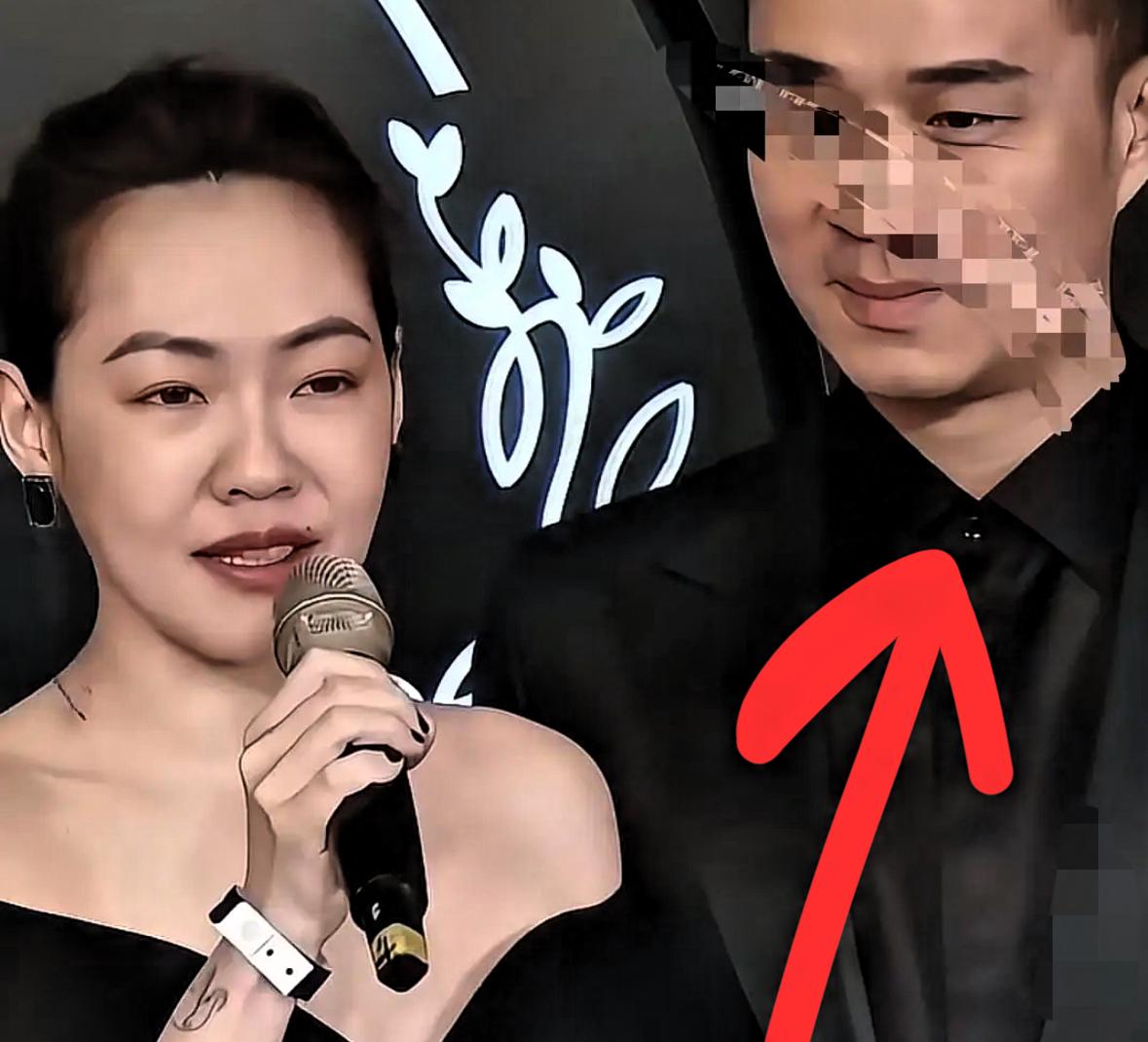 大家都发现一个现象，现在的许雅钧突然对小S非常好了，他们一家四口游香港，看上起非