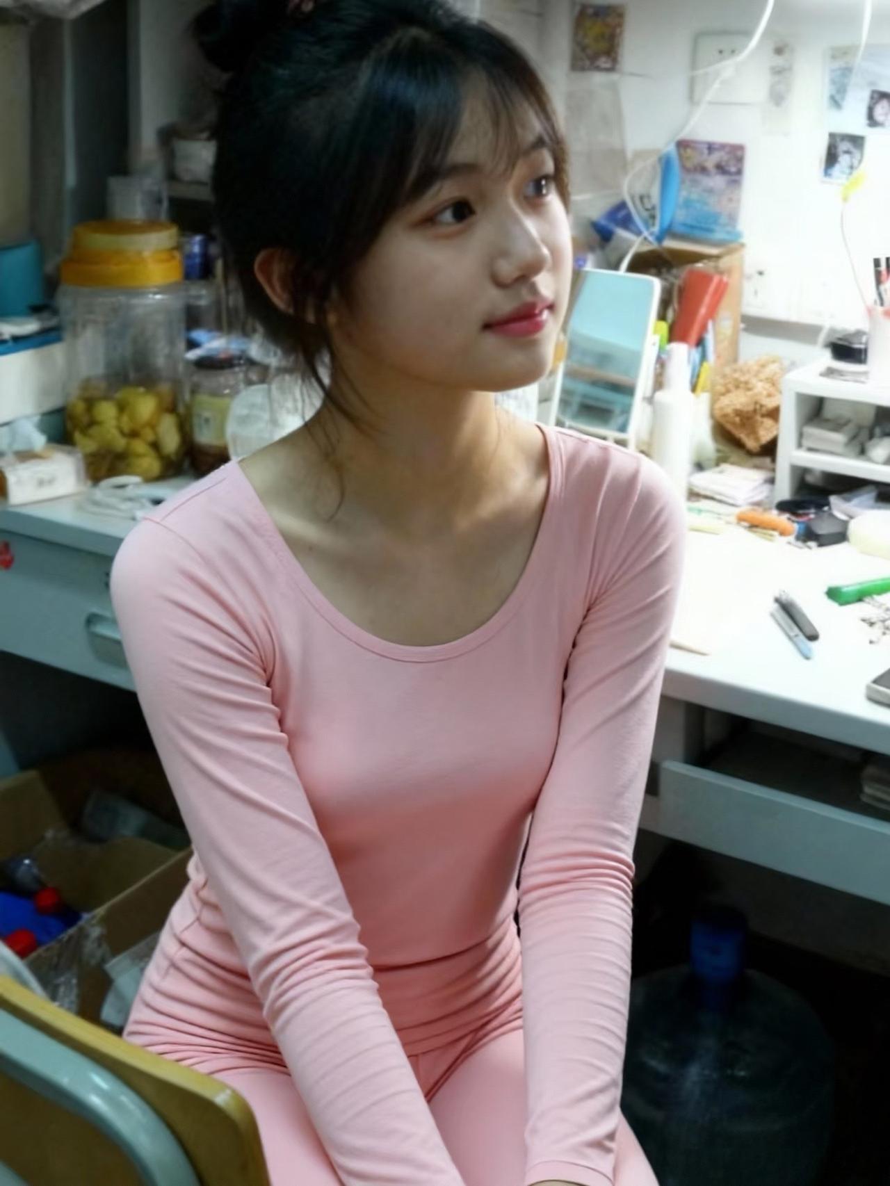 发现了许多女生毕业后的第一选择，不再是求职。她们转身扎进考研考编的漫长征途