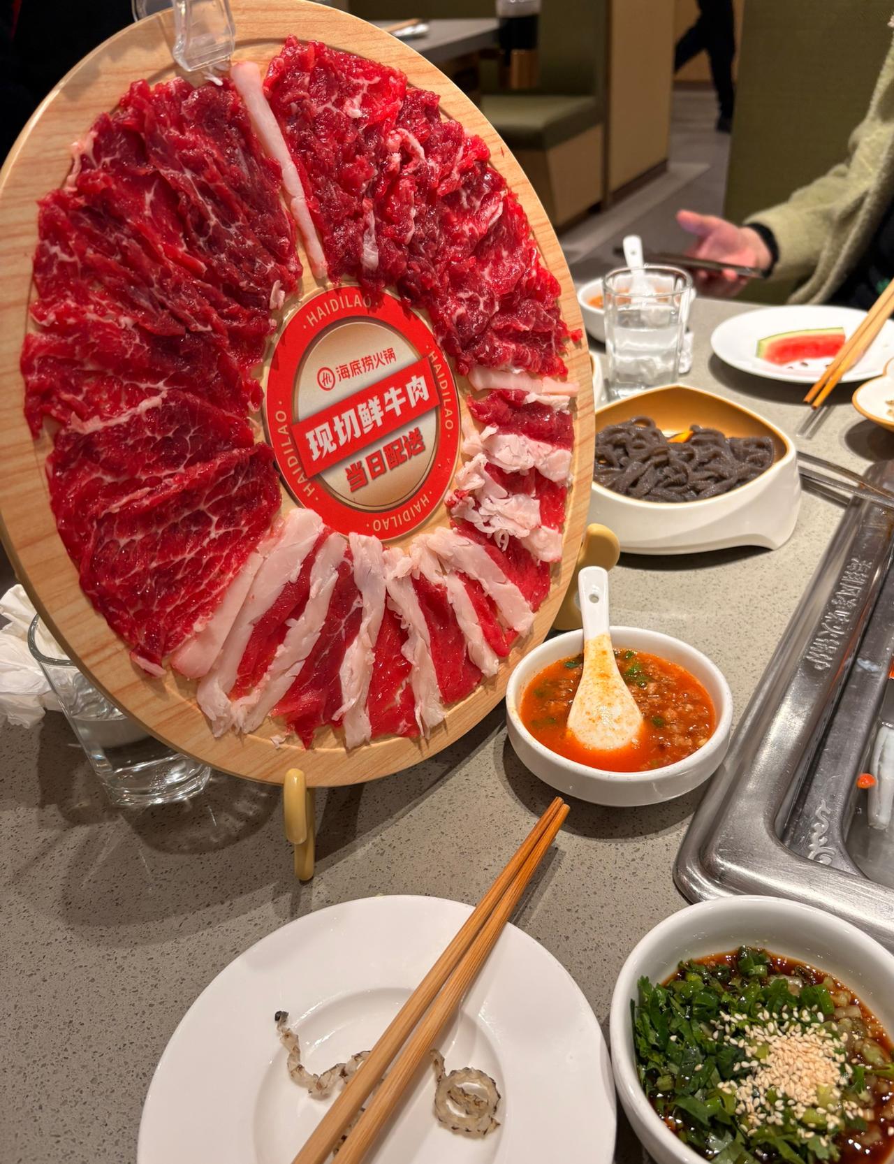 昨天去外面的火锅店吃火锅的时候发现，牛肉和羊肉确实比较贵，点了一个牛肉拼盘72元