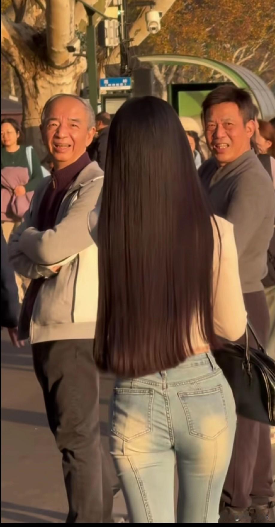 都说黑长直是经典美人标配，却在两位大叔面前啥也不是[笑着哭][笑着哭]