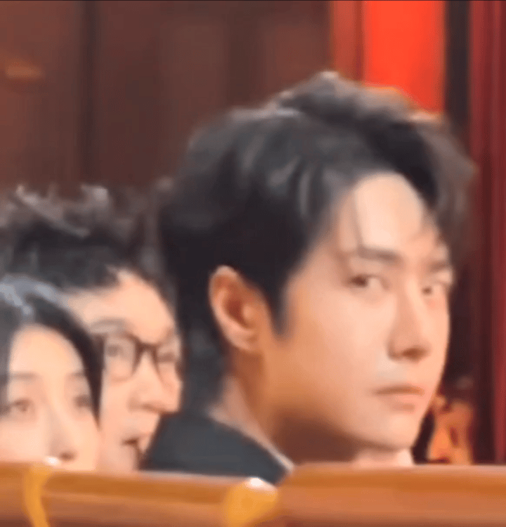 刷到王一博从兰州到深圳了，看到视频不是开心是生气，那么多人追着他，围着他，最后上