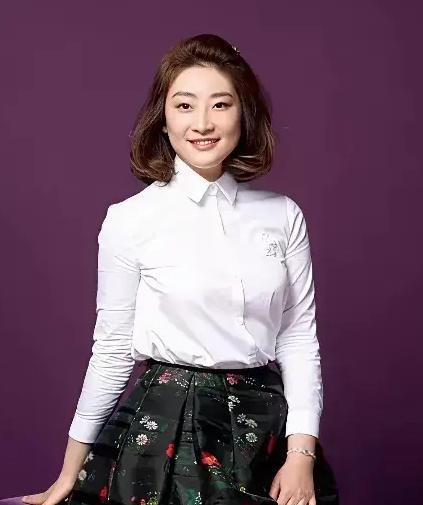 主持人问宗馥莉：你的理想伴侣是什么模样？宗馥莉只是轻轻摇了摇头，吐出三个字：“