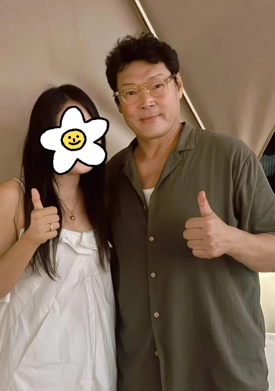 偶遇香港老牌演员，以前演过很多配角，现在还有人认得他吗？近日，某网友在个人社交