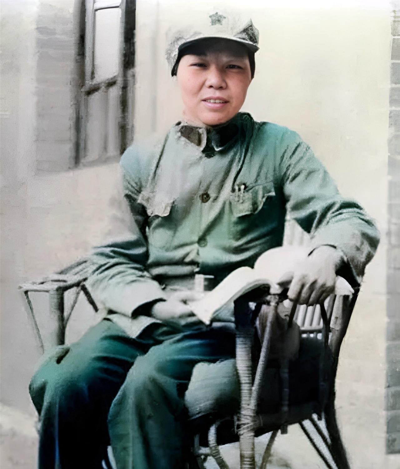 这位头戴红军军帽，身穿军装，坐在藤椅上看书的女红军名叫钱希均。钱希均上衣口袋中别
