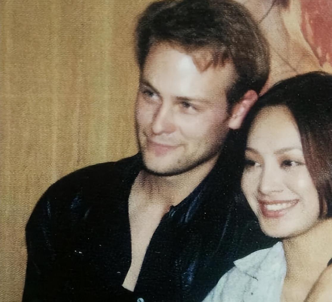 1997年，宁静跟<em>保罗</em>回家认门。一看白嫩嫩水灵灵的准儿媳妇，婆婆很豪气:“我家有