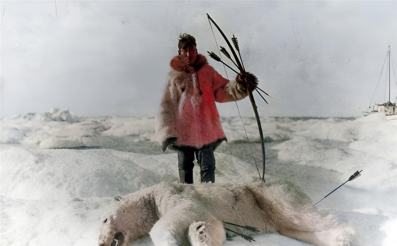 这是1924年，一名强壮的因纽特人用自己制造的弓箭射杀一只强壮的北极熊。对于这名