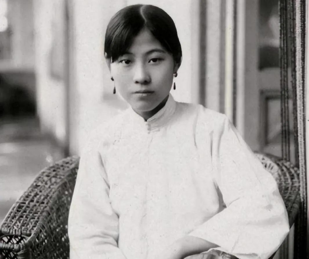 1917年，40岁军阀王德庆病逝。临终前，他偷偷留给17岁小妾30万大洋，嘱咐小