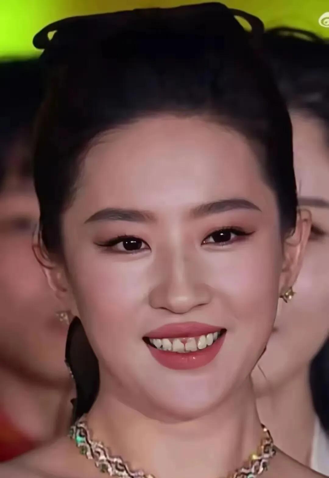 记得她原来多漂亮的，现在老了发福变胖了，就连笑容都不好看了，特别是这大牙花，直接