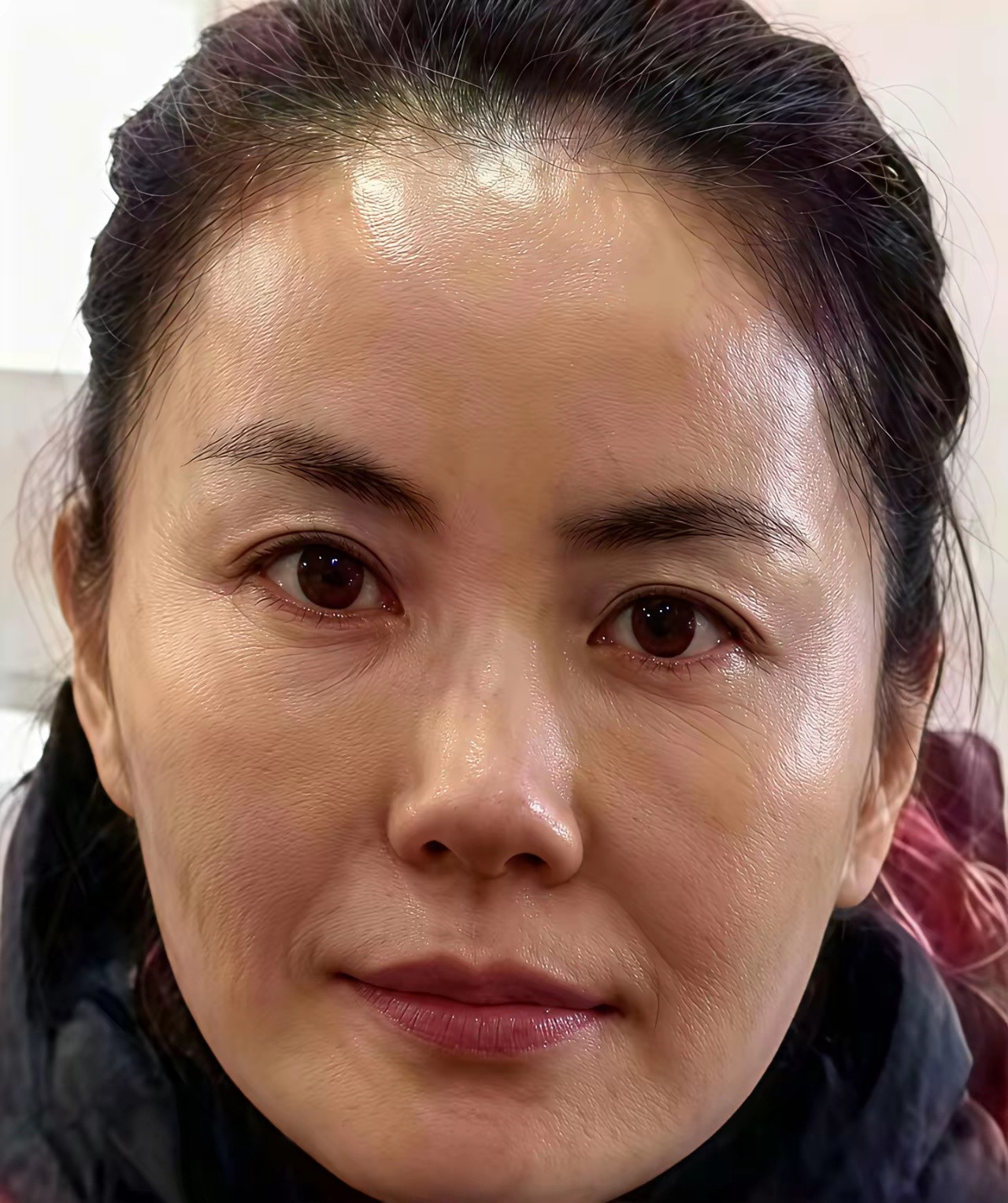王菲快60岁的人了！保养得真心不错。纯素颜面对镜头，依旧自信从容