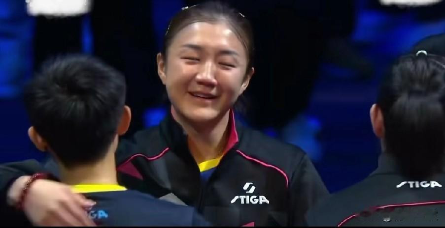 多亏有人拍下来了！终于知道记者提问时，陈梦不敢说的原因了！女团决赛，山东队3