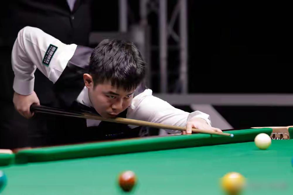 别再吹中国斯诺克人多势众了。我告诉你，世锦赛资格赛根本不是竞技，它是一座中国军团