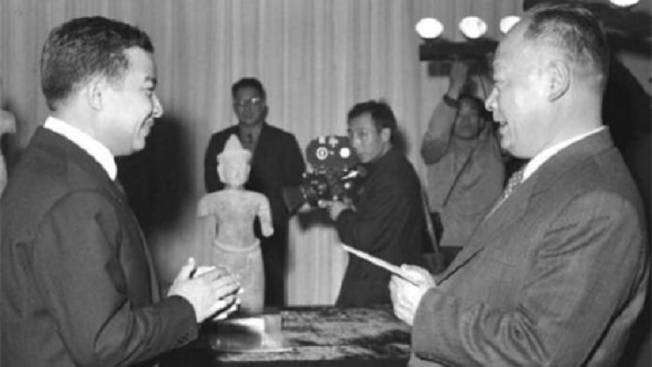 1965年，陈毅从阿尔及尔回来，急匆匆地向周恩来总理办公室走去，一进去就看到周总