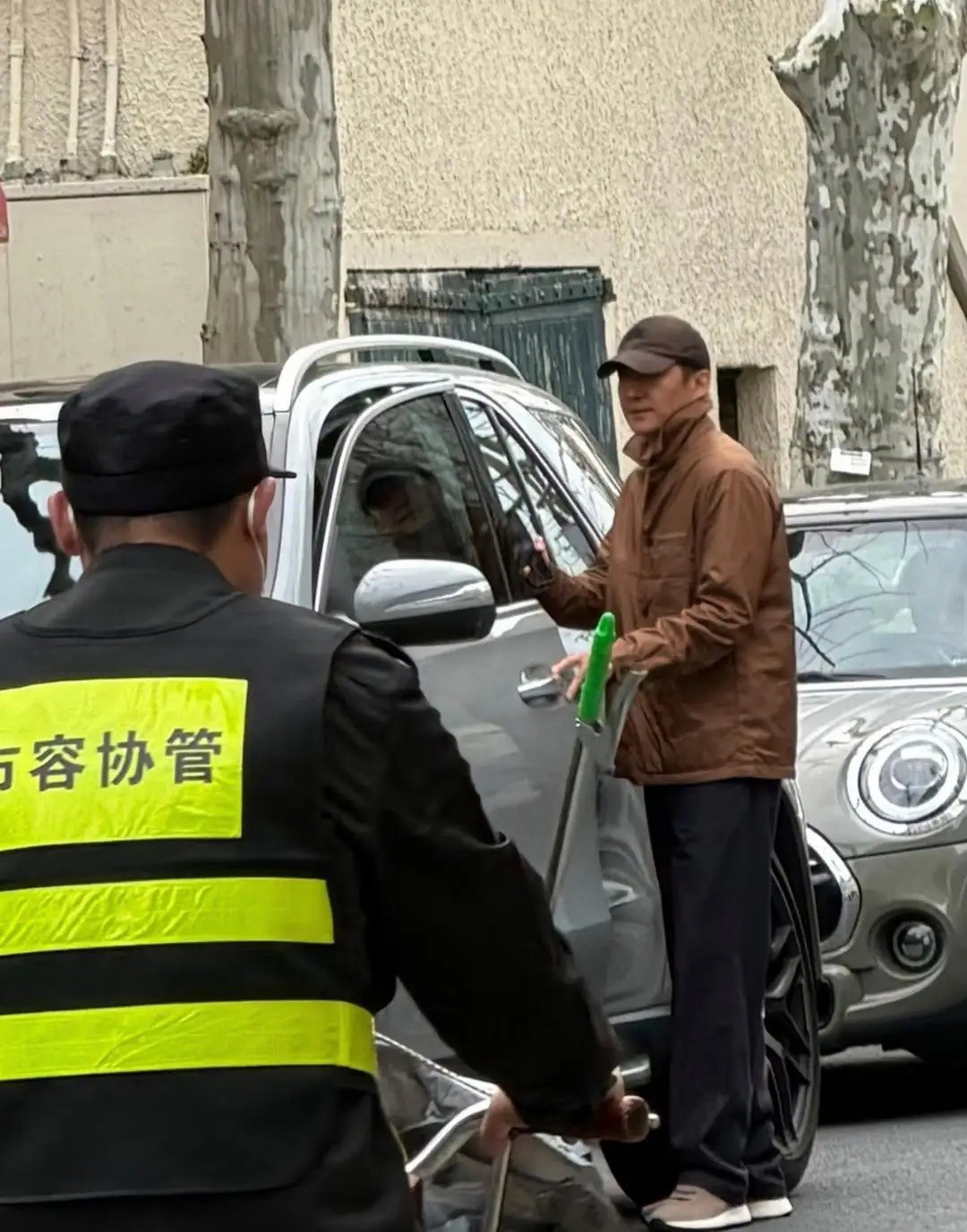 王阳和老婆在上海去接儿子放学，他现实中真人很帅气，他的穿衣打扮时尚有型，身材端正