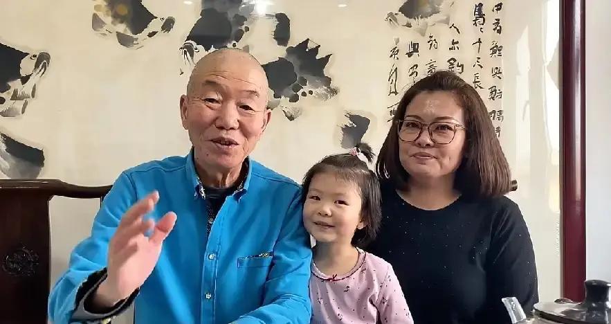 赵津生直播里直接说郭德纲当年在茶馆端茶倒水，还拿小本子记相声段子。他意思是郭