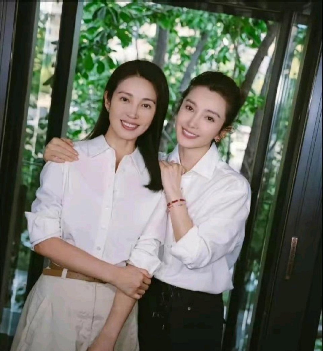 李冰冰和妹妹合照，这脸简直一模一样啊