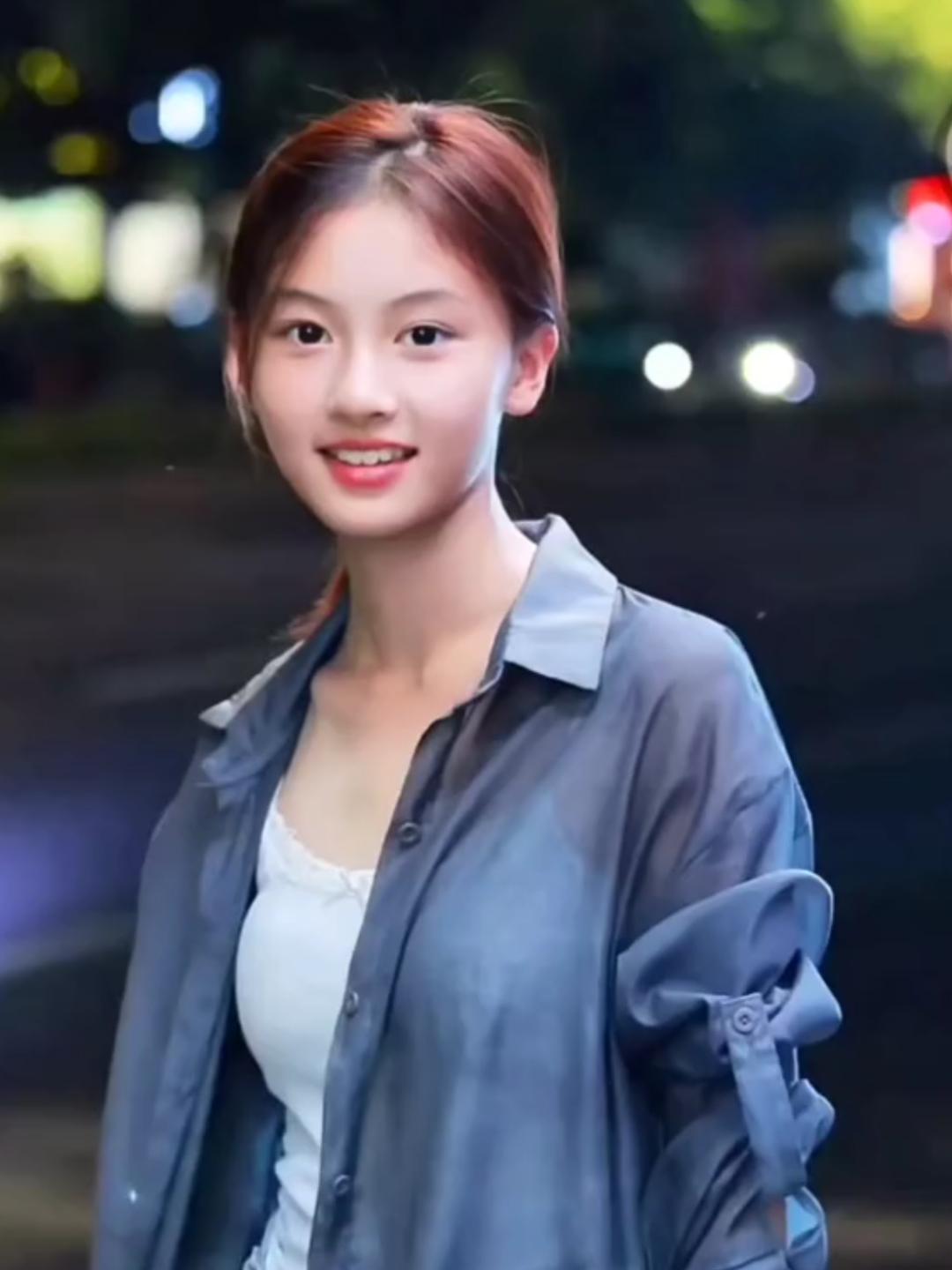 这也太美了，路边拍到的14岁女孩。犹如张柏芝和杨颖的合体，网友们看后不仅纷