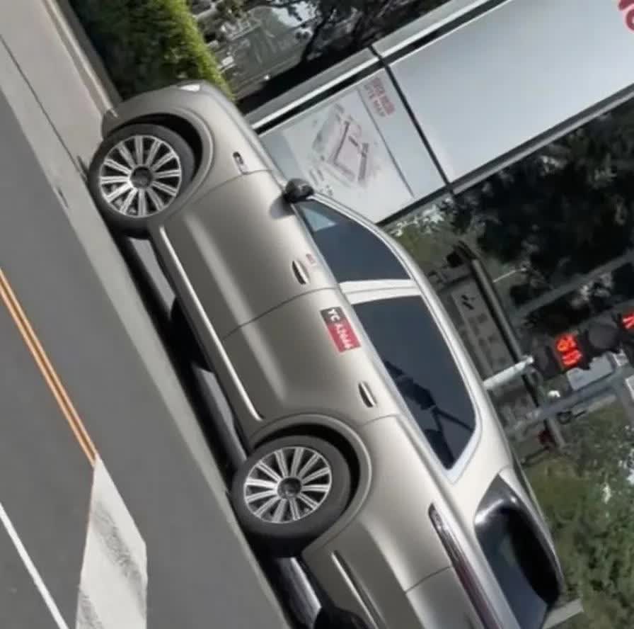 这是新款问界M7吗？真帅，这个角度看也不前低后高了，不错[赞][赞]