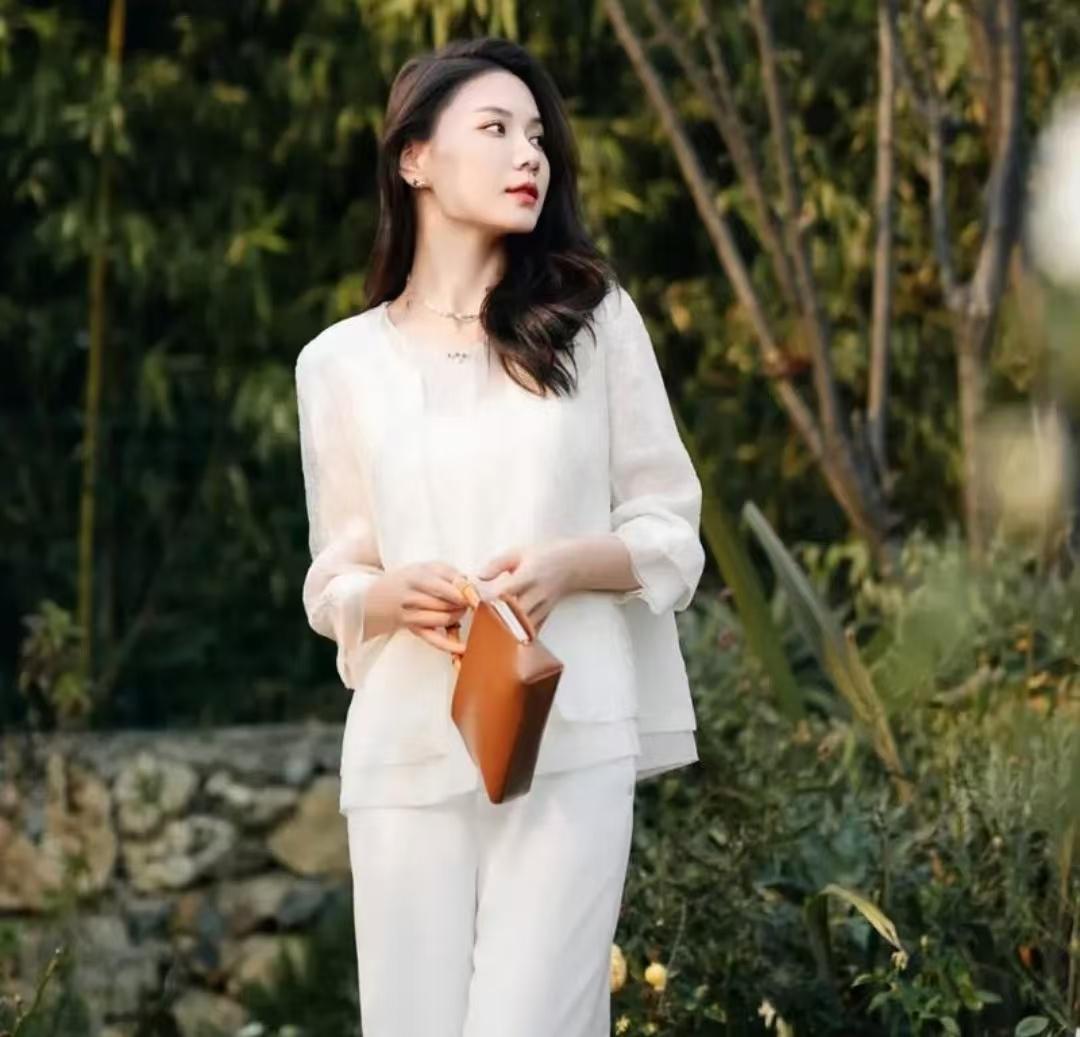 心理学家说：“女人的性欲望比男人强烈得多，只是她们的生理结构决定了她们必须更谨慎