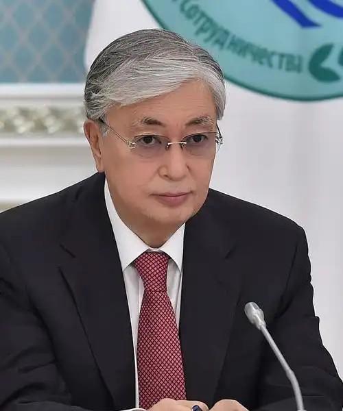 哈萨克斯坦根本不是把“摇摆”玩明白了，而是玩砸了，现在急得团团转，就是为自己