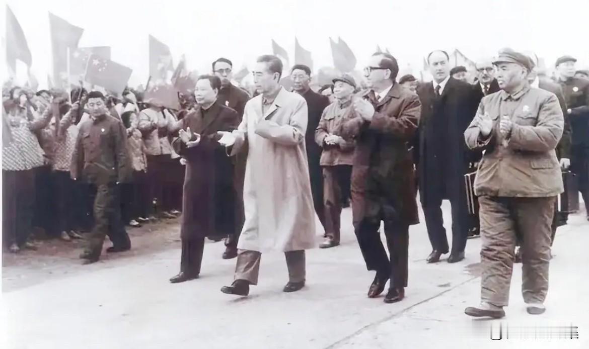 1972年4月，周恩来总理陪同马耳他代表团访问南京，受到南京市群众的热烈欢迎。时