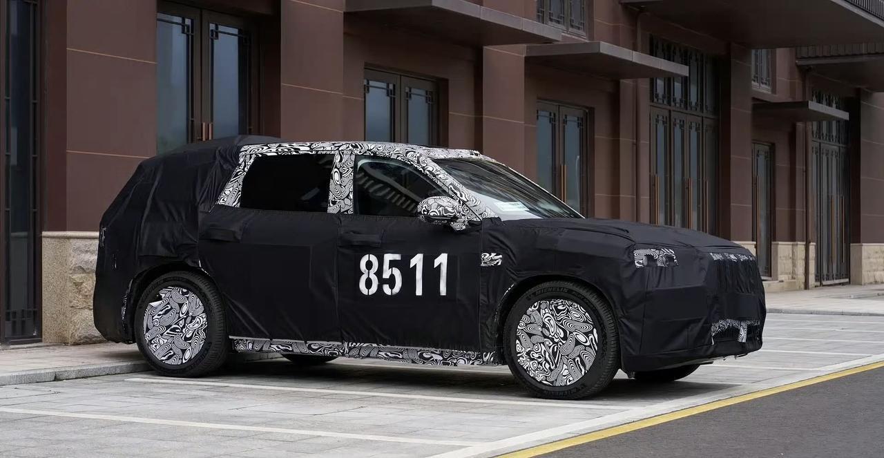 群里曝光的疑似极氪8X路试谍照，这新车和商务风的极氪9X不同，更偏运动取向，外观