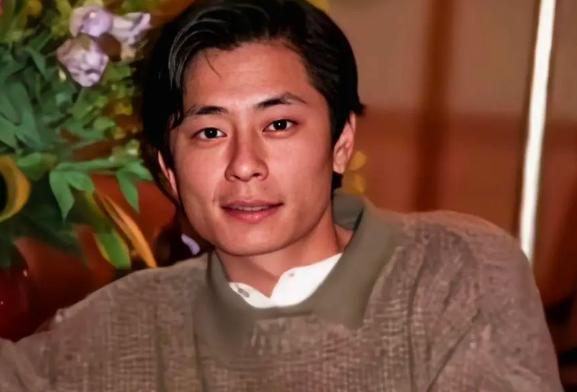 1981年，19岁的王杰去服兵役，把怀孕的妻子托付给母亲。没想到，王杰走后，母亲