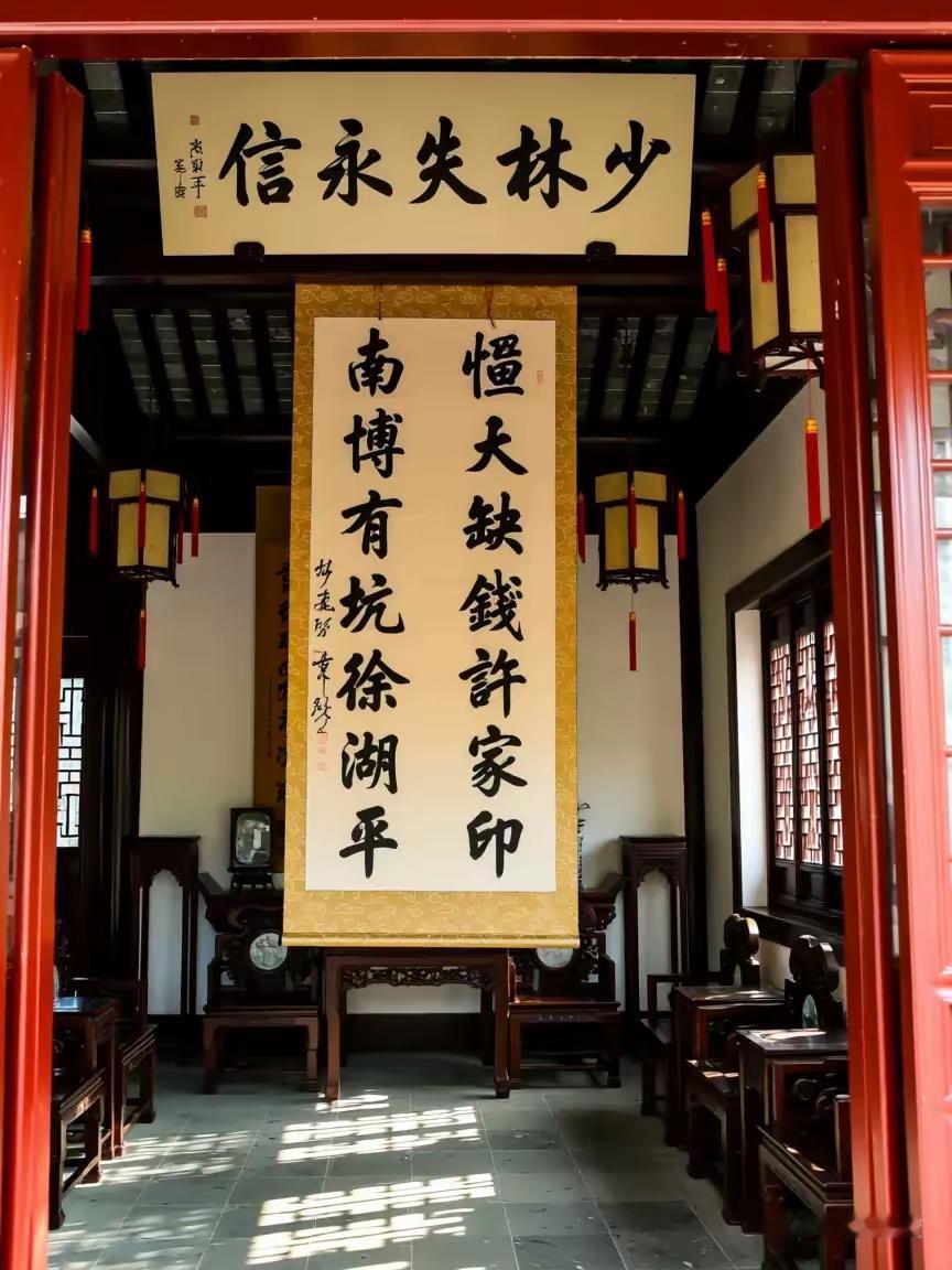 高手在民间:对仗未必很工整，但总结到位应该没问题！南博有坑徐湖平，恒大缺