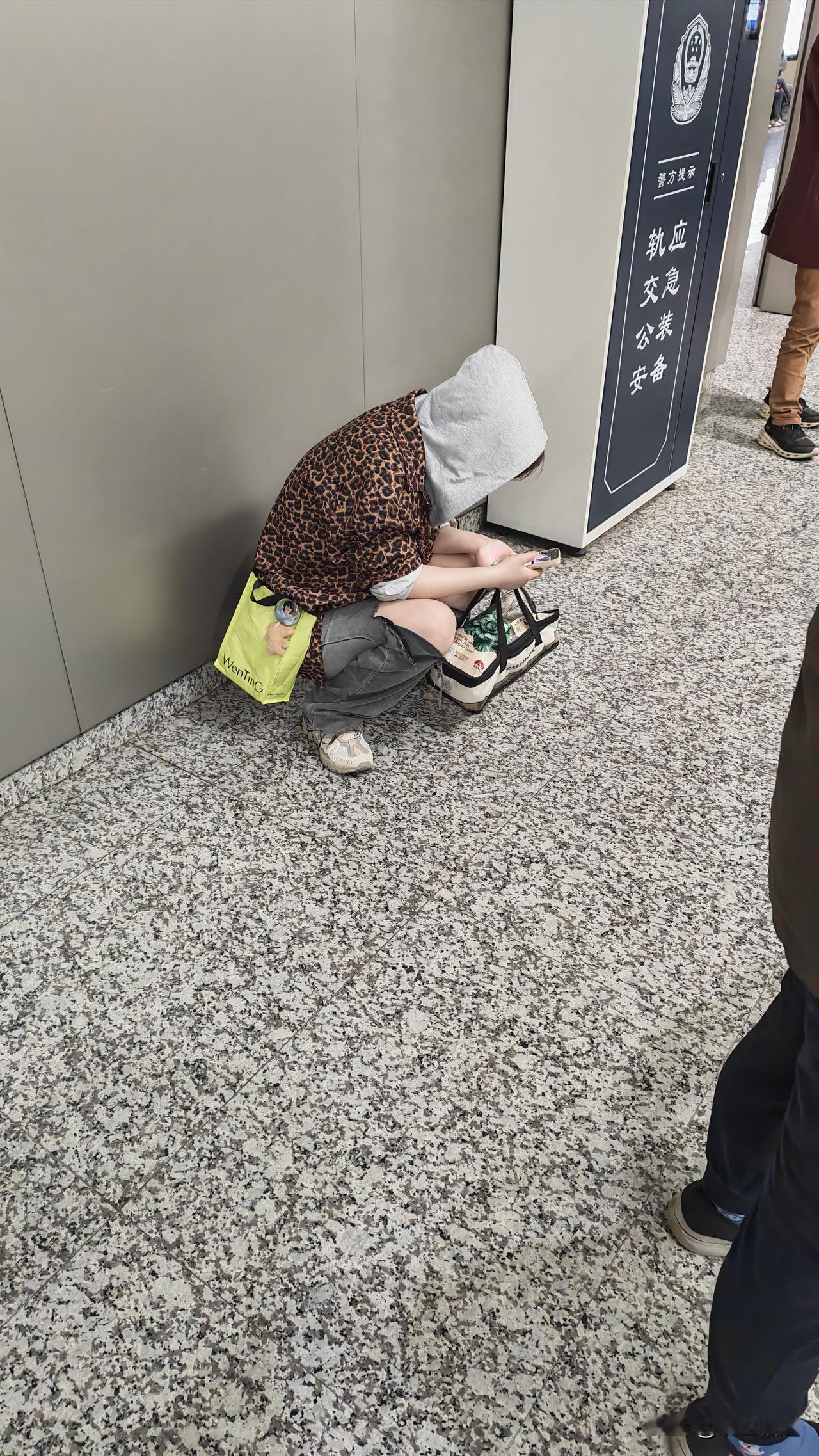 地铁奇遇：我差点给这位"丐帮女侠"扫码转账各位老铁，今天坐地铁碰上个奇人，差