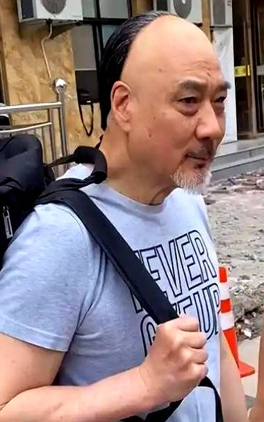 1992年拍《武状元苏乞儿》，全剧组跟周星驰拍桌子翻脸，就因为他非要用欠了一屁股债、还被行业封杀了整