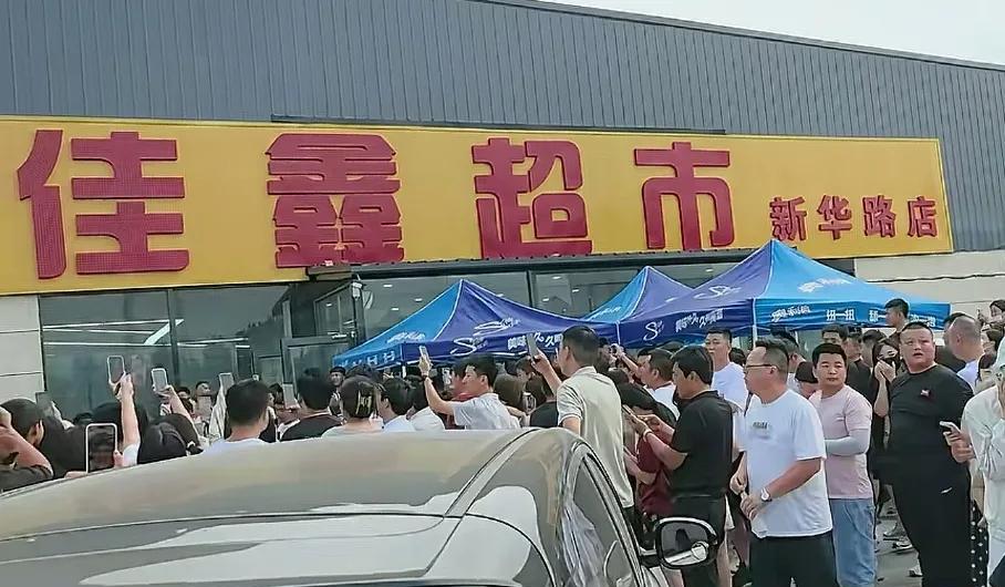 佳鑫超市老板突然火了，这事儿在曲周城可炸开了锅，“看瓜市民”都围到超市门口了。