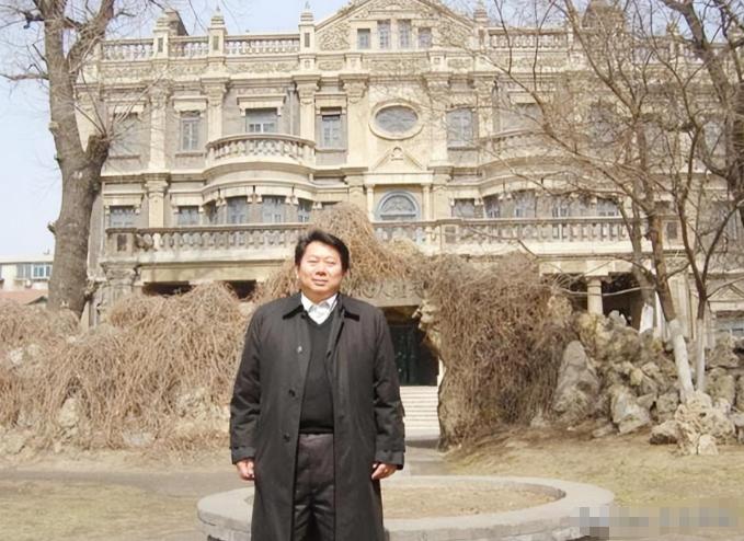 2007年，一位台湾商人来到了沈阳张作霖的大帅府，抬腿便要往里进，售票人员见状赶
