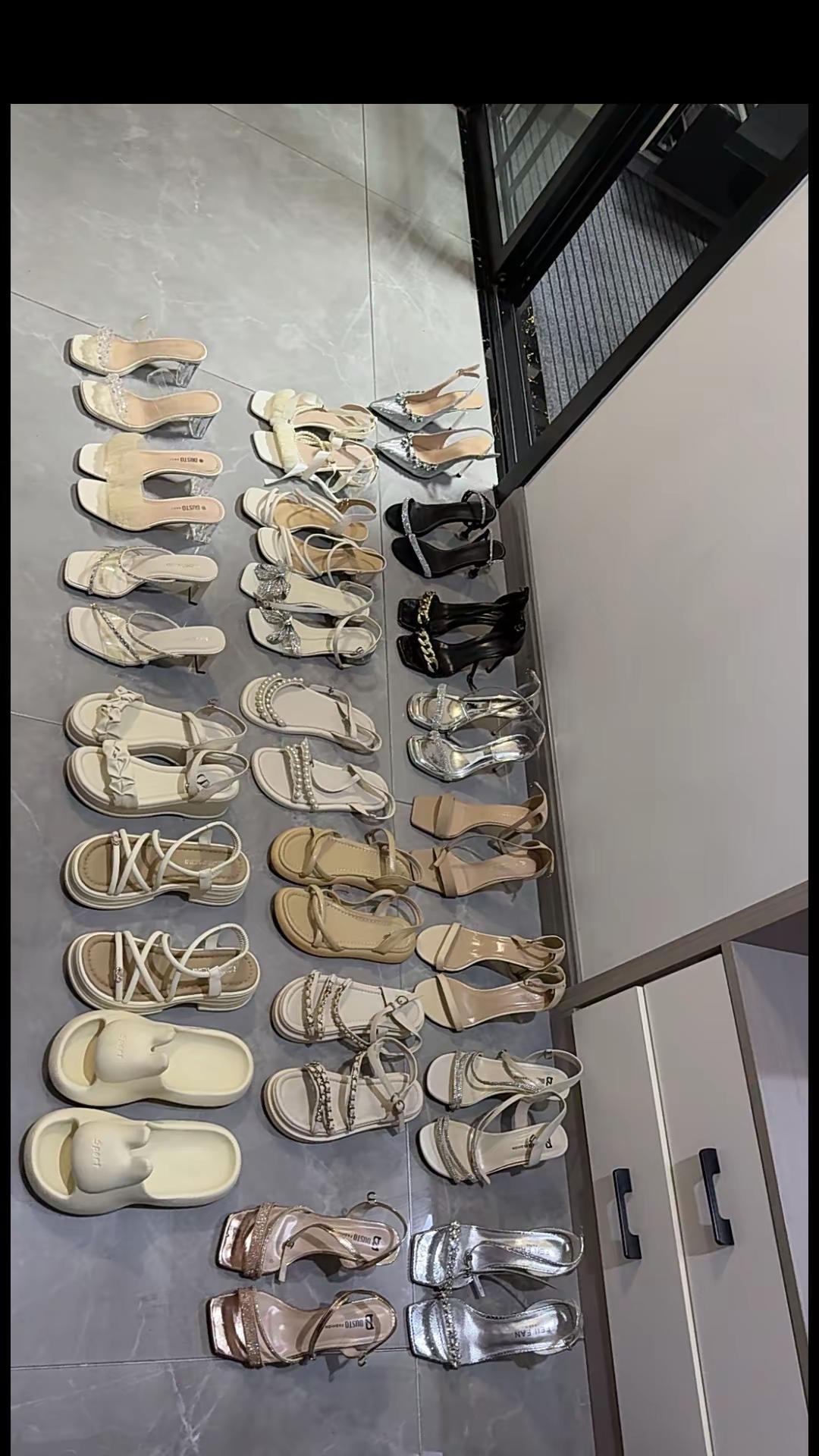 有没有跟我一样败家的女人，一个夏天鞋子这么多🤣🤣🤣根本不喜欢
