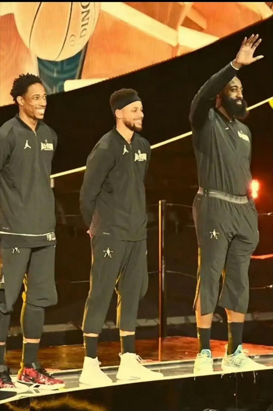 老将惺惺相惜，库里中场时喊话哈登：兄弟，我们还在打呢！10月29日勇士主场98-