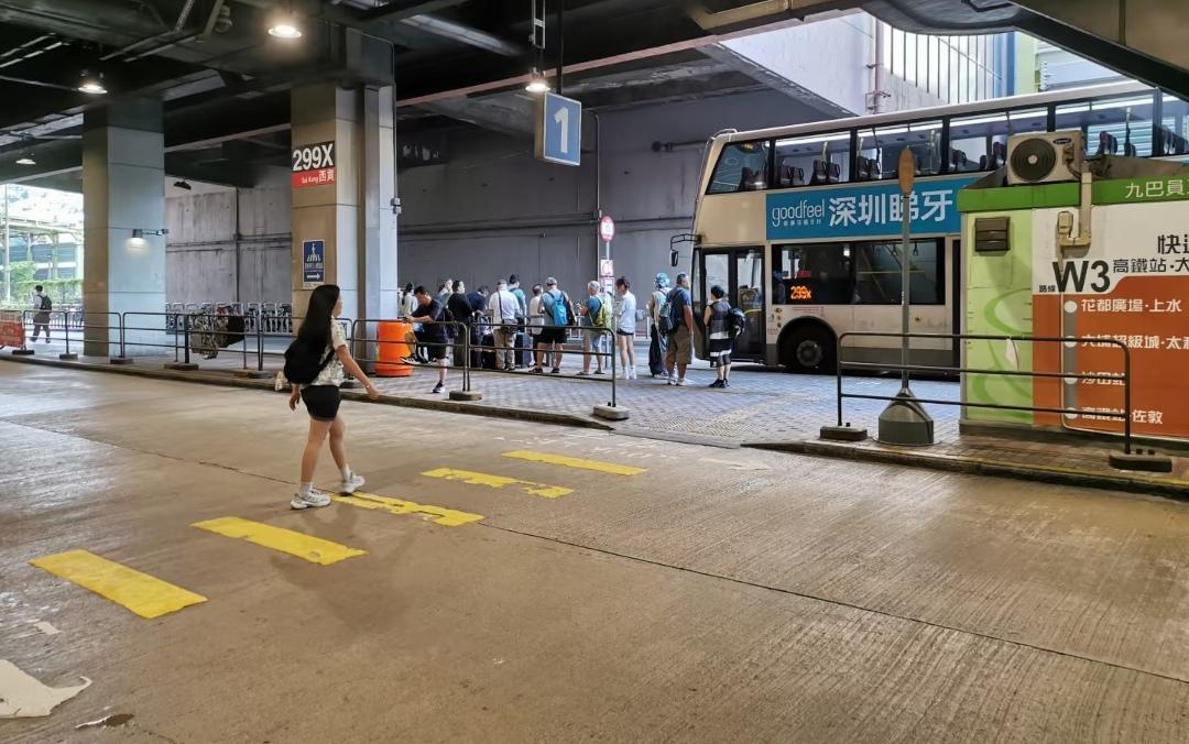 一直没搞明白，香港的公交巴士怎么刷卡的？小巴车，我看到有个市民告诉小巴司机哪里