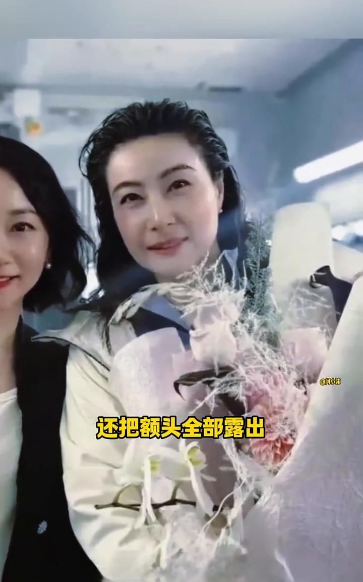 习惯了郭晶晶素颜，第一次见郭晶晶化浓妆，还把额头全部露出，这天庭可真饱满。郭晶晶