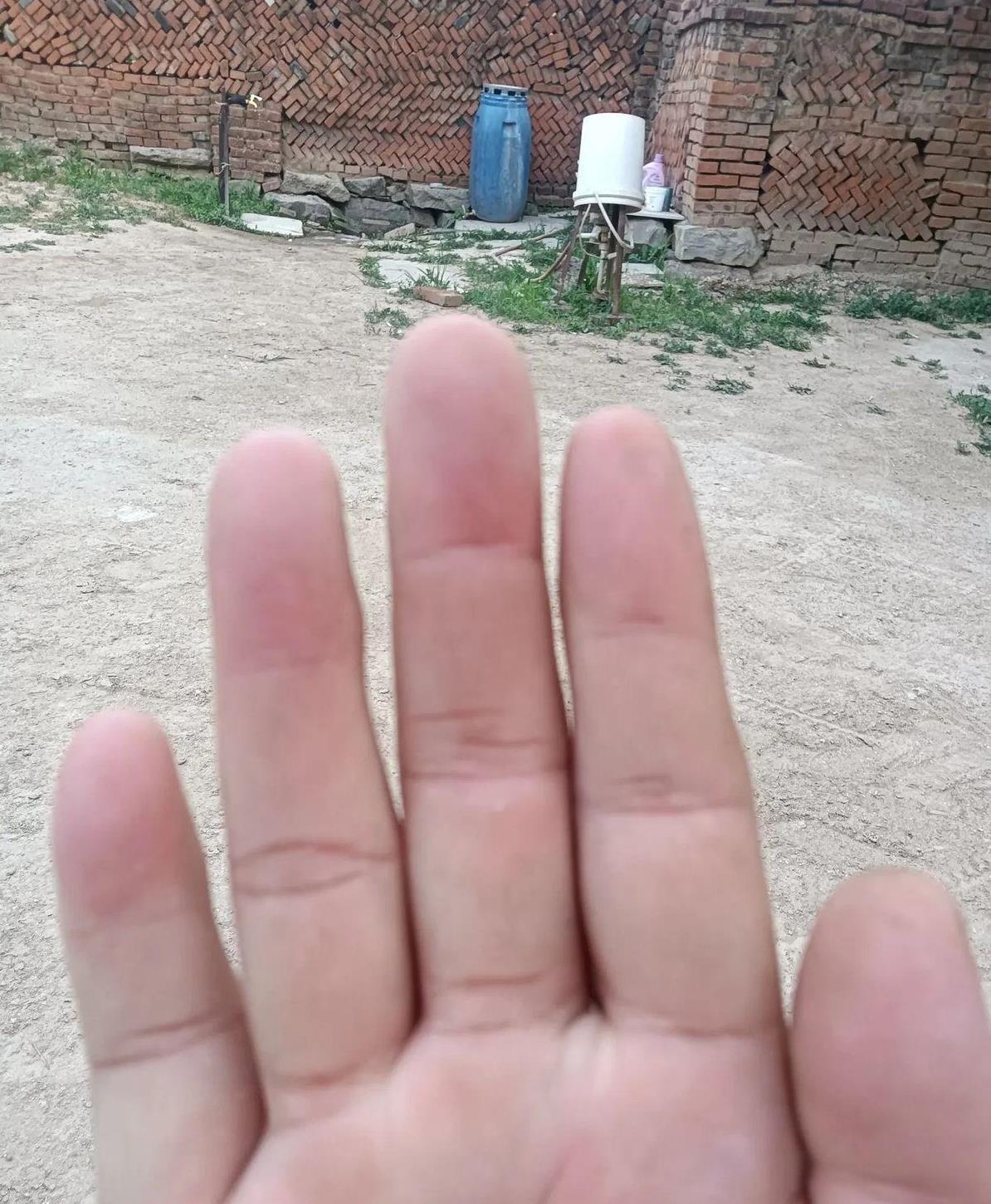 我是穷命人俺一出生俺奶奶就慌忙看我的十个手指看完叹了口气说孙呀你是个穷命人俺十个