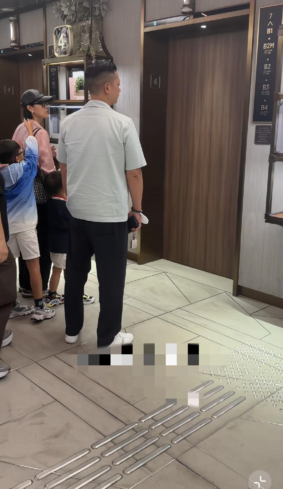 9月8日，胡杏儿与老公李乘德在香港被偶遇，胡杏儿真人皮肤有点黑，李乘德成了中年大