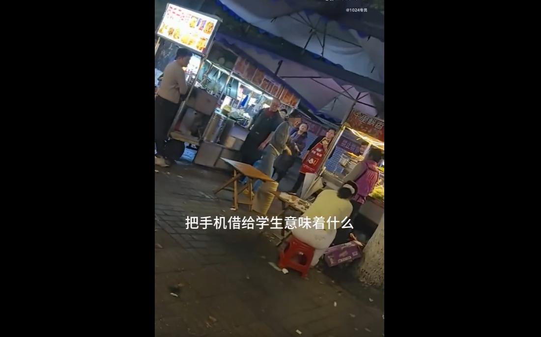 4月13日，重庆一名高三女生，因常光顾学校门口麻辣烫摊位与摊主阿姨相熟，借