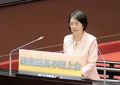 今天台立院上演了精彩一幕，翁晓玲太霸气了，狠狠羞辱了卓荣泰一回。​​4月24