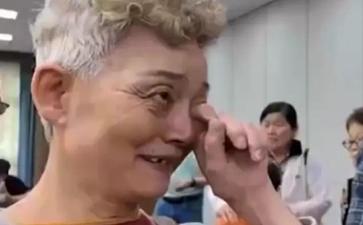 杭州近期公租房集中摇号现场，七十岁的金奶奶跟着女婿一起来核对房号。老人老伴早走，