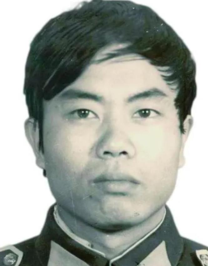 1987年，一缉毒民警，以回族老板身份打入毒贩内部，吃饭时，毒贩突然夹起一块猪肉