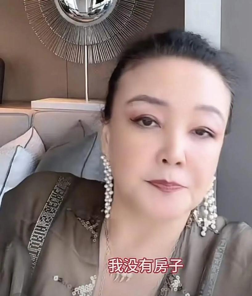 张兰这辈子不是在赚钱就是在赚钱的路上。儿媳妇生产不去陪护，在直播。孙子满月也不