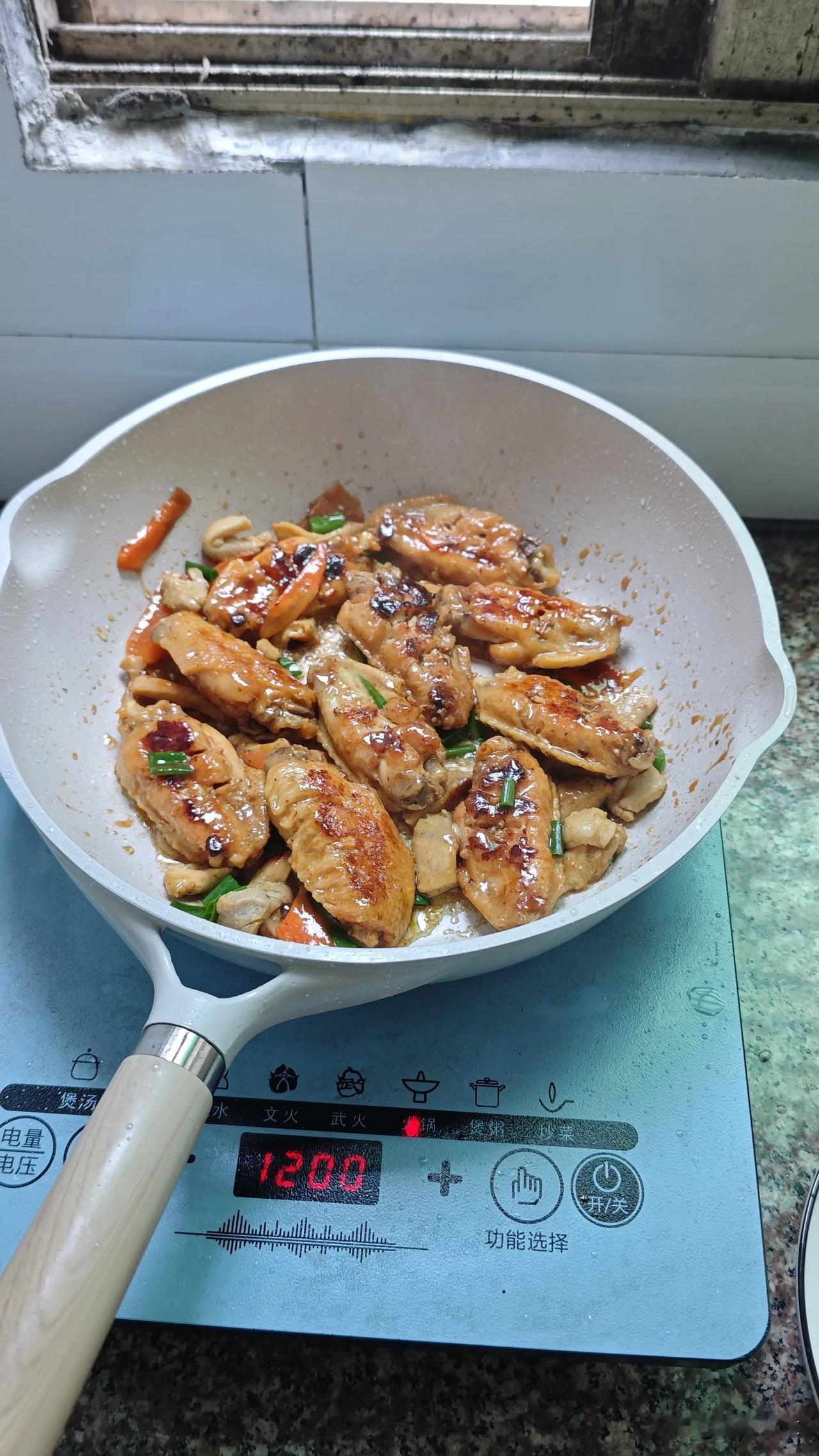 越来越爱自己做的菜了[呲牙笑]今天中午做了个鸡翅还有个瘦肉酿豆腐饼第一次做还