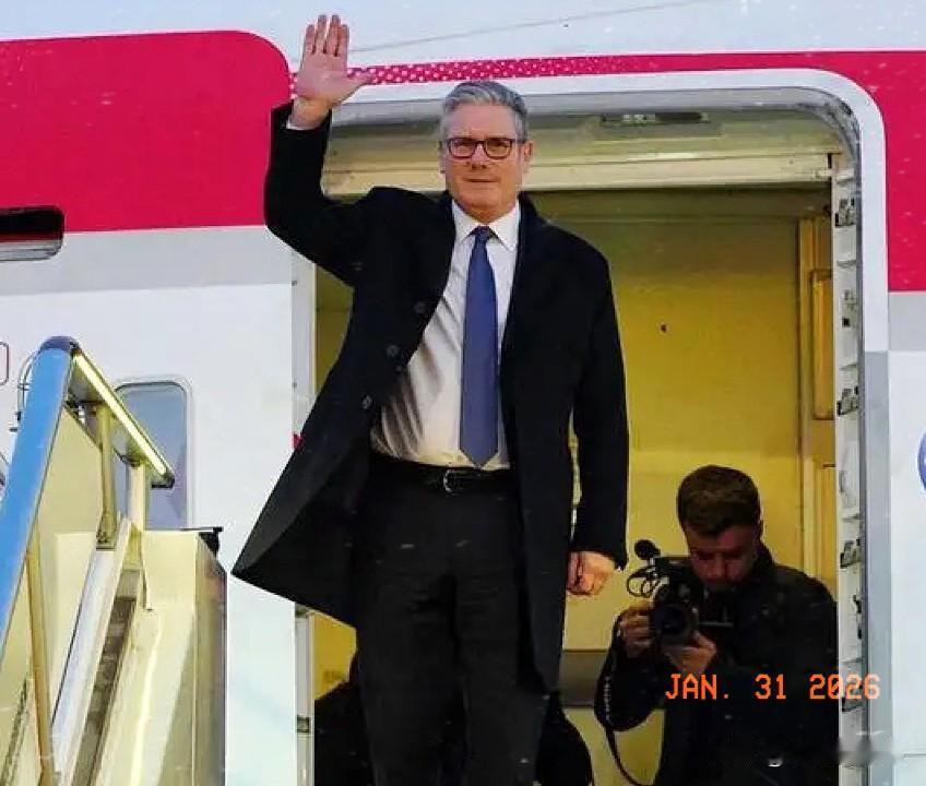 英国首相这一出“007大片”，属实把人看乐了。来趟东方大国，愣是配了30多台