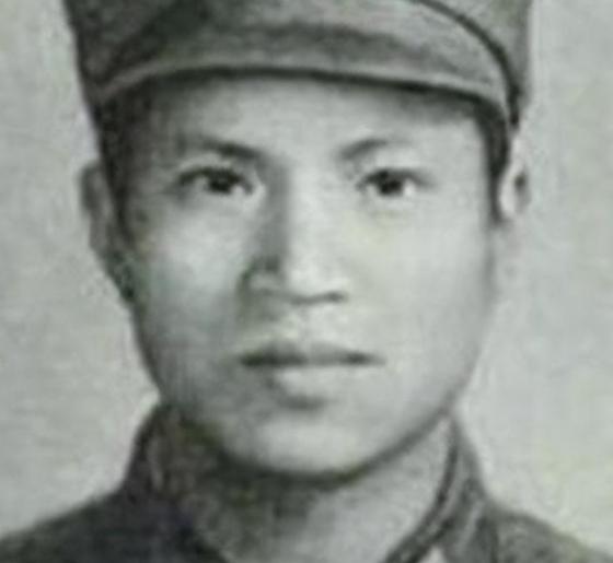 1979年，南疆边境战火正烈。小战士重伤后仍跪在地上战斗，忽然，他发现膝下压着