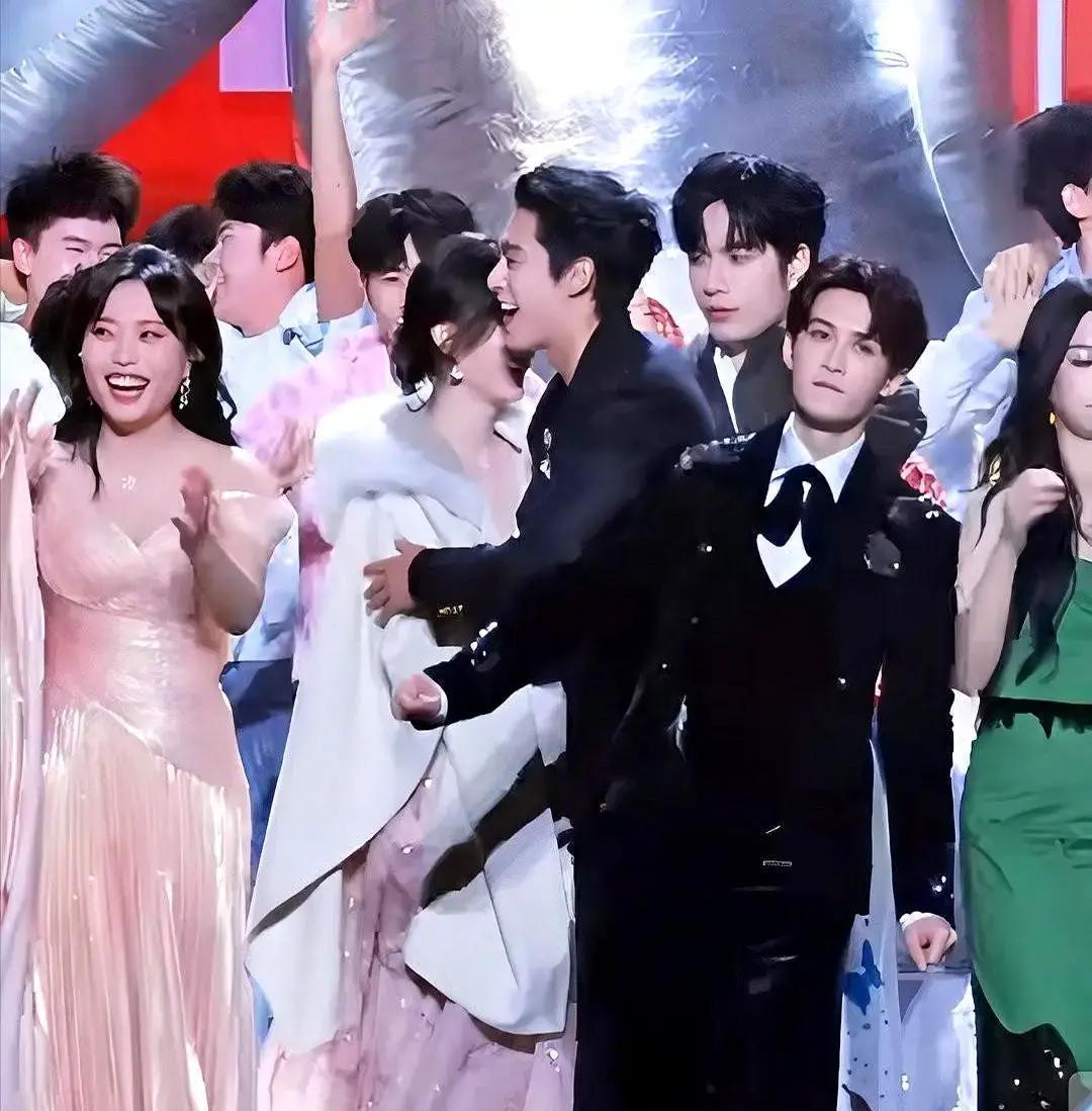 王鹤棣和孟子义同框一次，节目招商额就能涨15%？这哪是综艺，这是印钞机啊！谁