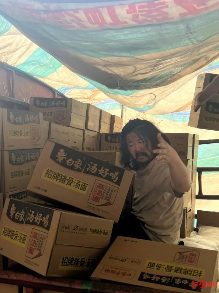 残疾拾荒者胡雷资助的女孩意外离世, 甘肃靖远警方: 在其家附近水池内发现, 已无生命体征
