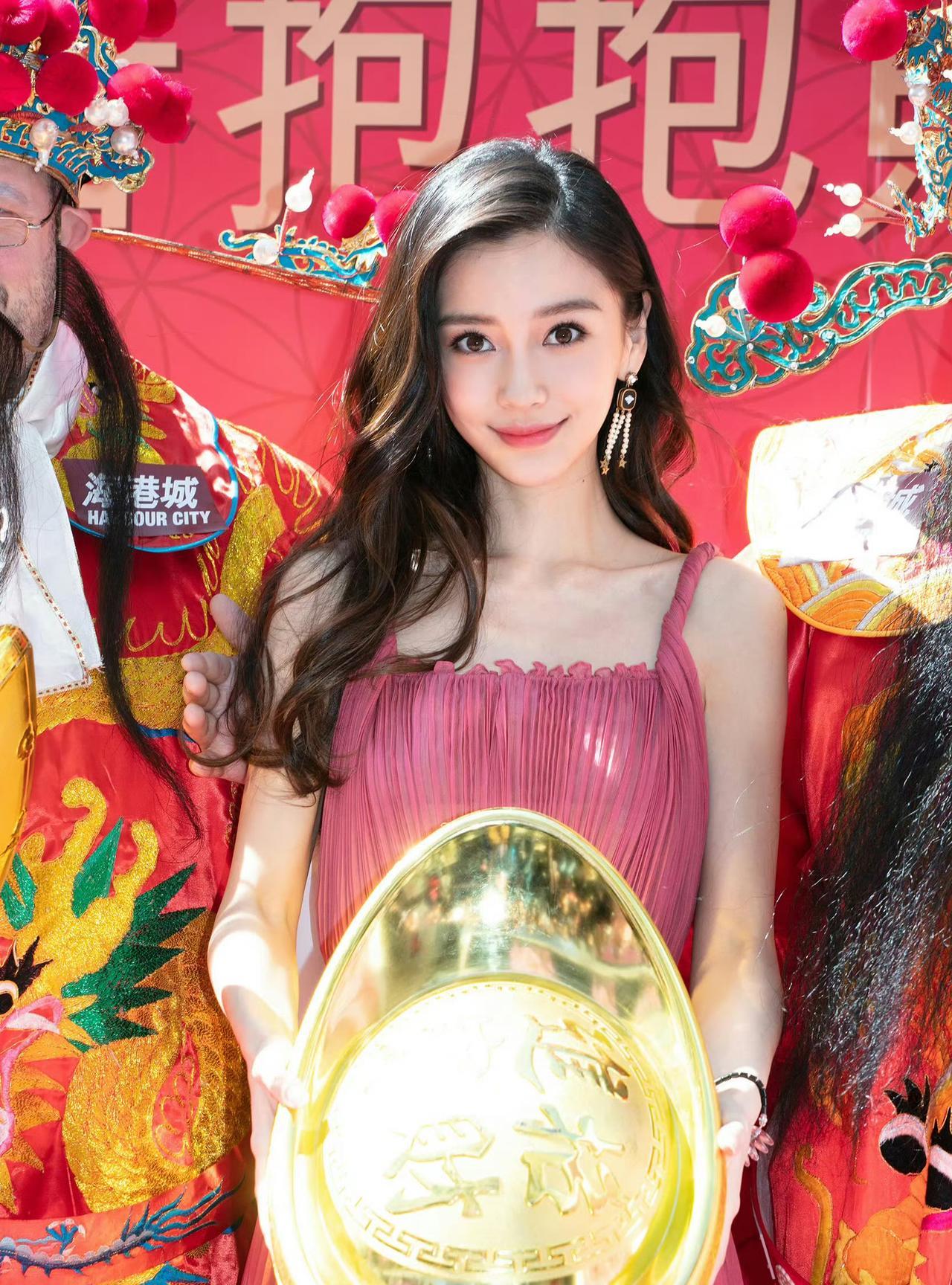 Angelababy连续15年抱财神！这套红裙封神了！从2009到2023，