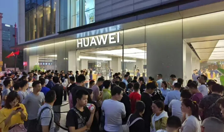 有人讲，OPPO的哲库耗费五百亿都没成功，小米仅花一百多亿就成功了，这凭什么呀？